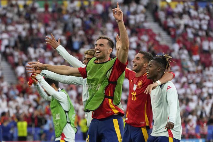 西班牙队庆祝胜利 图据视觉中国