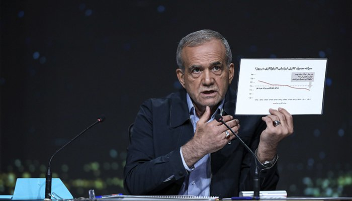 2024年6月20日，伊朗德黑兰，改革派总统候选人马苏德·佩泽希齐扬参加电视辩论。图片来源：视觉中国