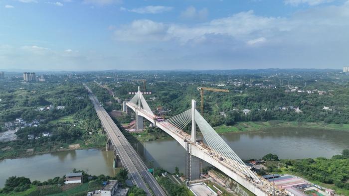 隆黄铁路隆叙段扩能改造工程泸州沱江铁路特大桥顺利合龙