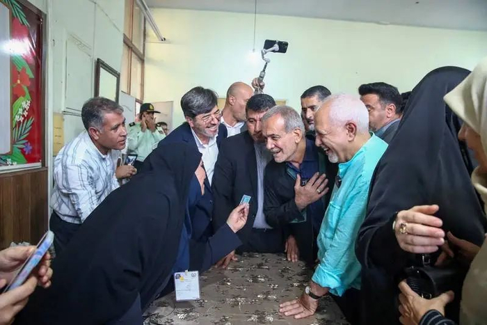 伊朗举行总统选举第二轮投票，候选人、伊朗前卫生部长佩泽什基安进行投票。IC Photo