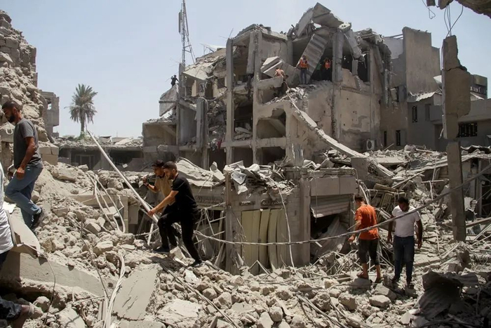 加沙地带，一座被以色列军队炸毁的民居正在展开救援工作IC Photo