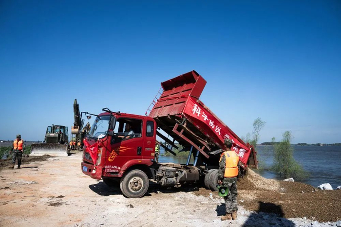 ▲7月6日，湖南省岳阳市华容县团洲垸，抢险人员尝试封堵决口。图源新华社
