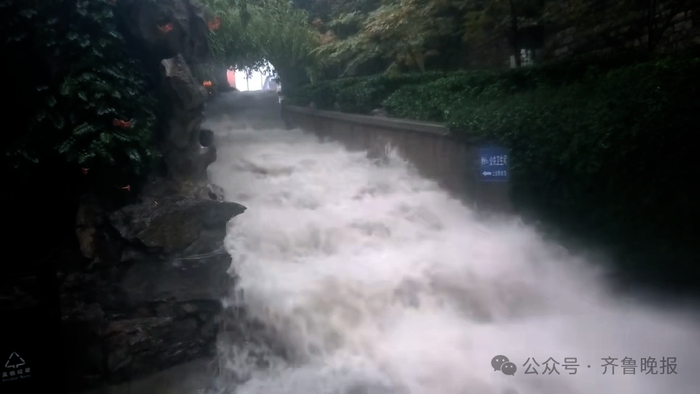 7月5日济南大雨倾盆，黑虎泉东侧的台阶上，下泄的雨水形成短时急流瀑布。周青先 济南报道