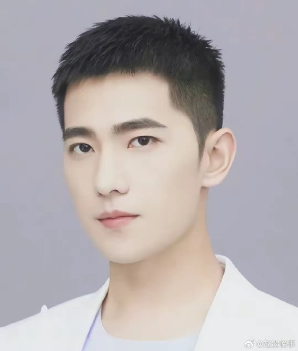 杨洋的三庭五眼非常标准,额头不宽不窄, 眉毛浓密,眼睛是内双