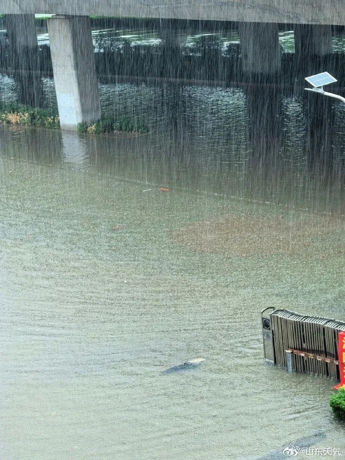 世界上最大的特大暴雨图片