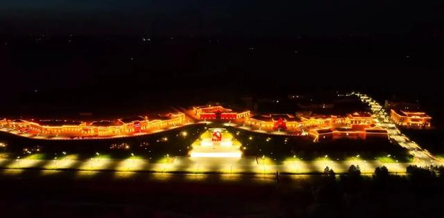 巴图湾红色文化小镇你可以漫步于华灯初上的暮色渐渐笼罩夜幕降临这个