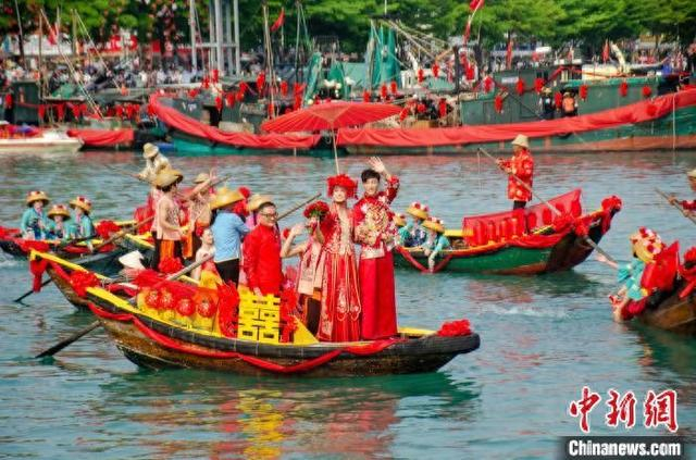图为2024年“广西三月三”期间，在广西北海市侨港镇电建渔港上演的“疍家婚礼”。 翟李强 摄