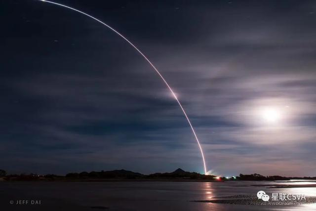 ▲神舟十三号发射，在夜空中划出一道美丽的弧线。星联CSVA摄影师戴建峰，摄于东风航天城。