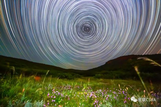 ▲草原星空：五彩的小花与五彩的星轨呼应。星联CSVA摄影师蒋晨明，摄于内蒙古锡林郭勒。