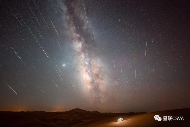 ▲露营者与夏季的英仙座流星雨。星联CSVA摄影师明正天，摄于内蒙古阿拉善左旗。