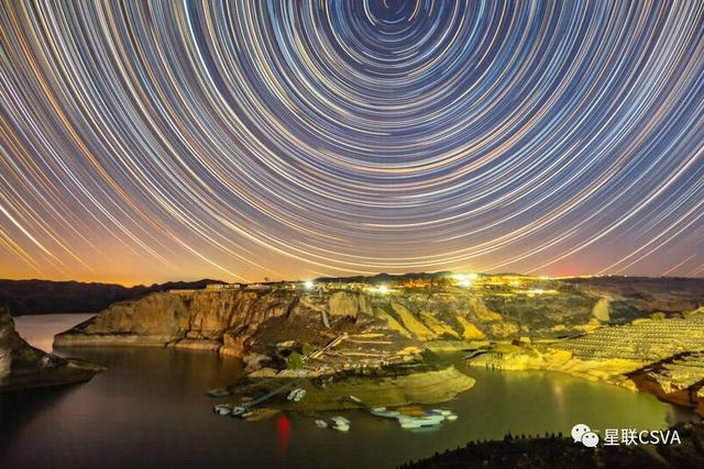 ▲黄河星空：星轨下的母亲河有了另一种沧桑。星联CSVA摄影师胡革非，摄于内蒙古呼和浩特市清水河县老牛湾。