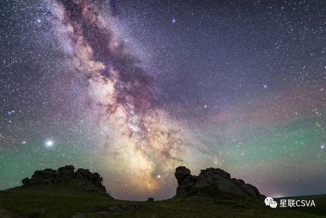 ▲山峦星空：丰富的地形，平添了星夜的想象空间。星联CSVA摄影师孟扬，摄于内蒙古呼伦贝尓市新巴尔虎左旗伊和乌拉。