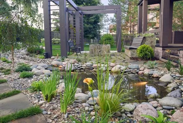 别墅花园鱼池怎么打造?奉上这32个精选图例给你灵感!