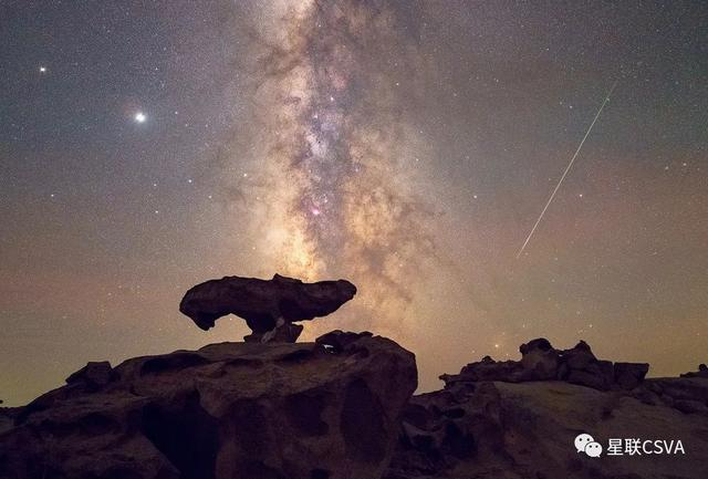 ▲怪石星空：奇形怪状的地貌，讲述着地球这颗行星与宇宙的关系史。星联CSVA摄影师范汉华，摄于内蒙古海森楚鲁怪石林。