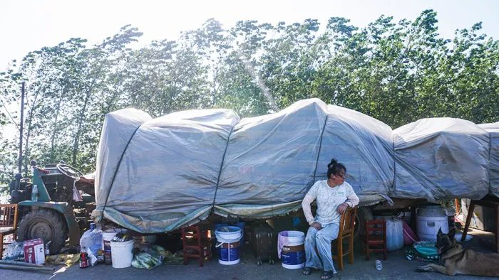 7月6日，湖南省岳阳市华容县团洲乡团西村，一户村民连夜将物品转移出来，这是她仅剩的家当。