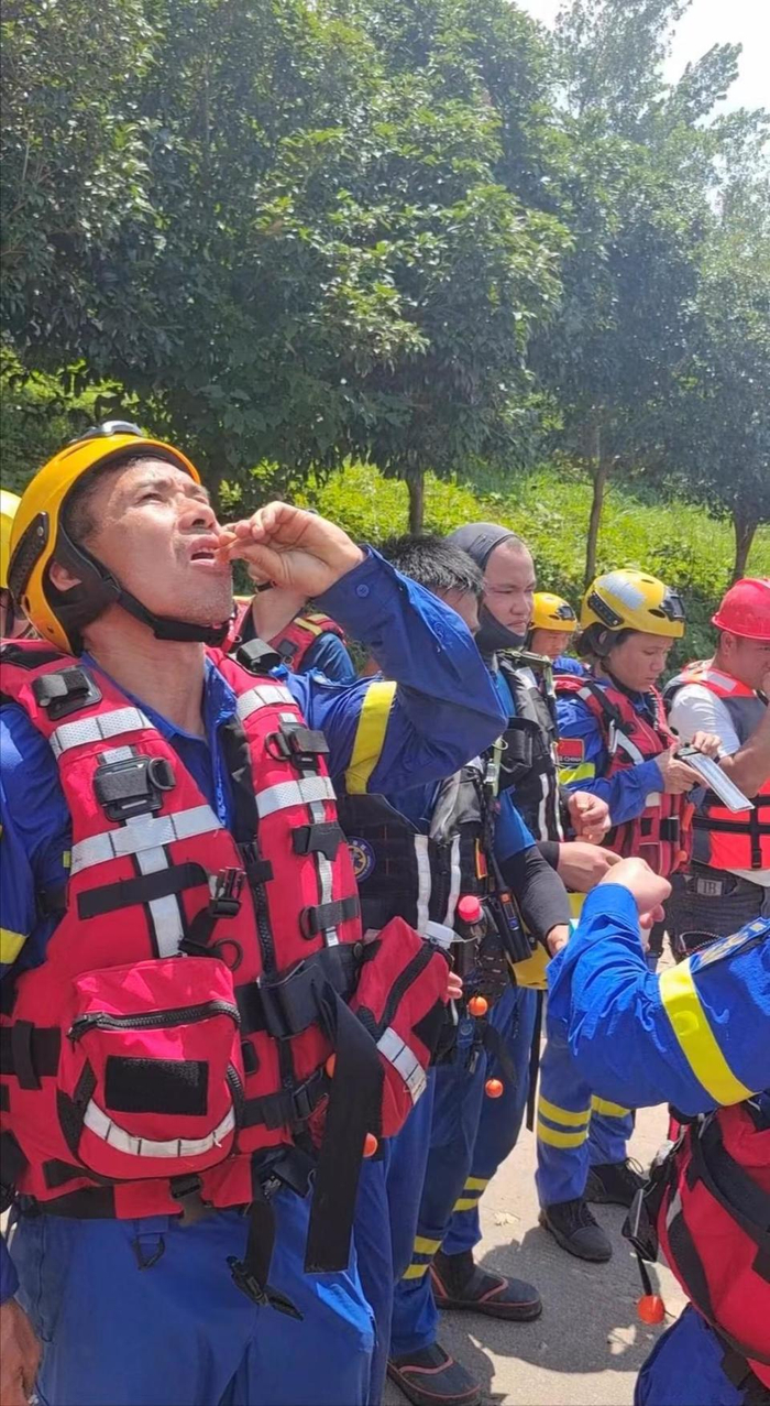 蓝天救援队烈日下帮菜厂寻找飘失的货物,"找回一点就少损失一点"