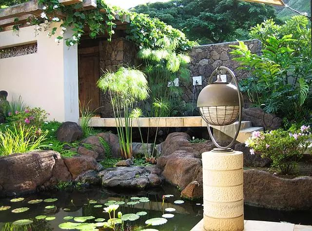 自古以来,民间习俗建屋好置庭院,庭院好设水池,水池中好养华贵的锦鲤.