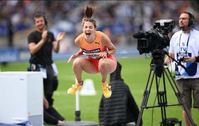 破尘封37年世界纪录!乌克兰美女世界冠军跳高2米10 兴奋庆祝