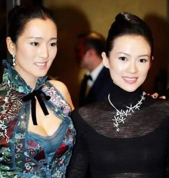 ▲拍摄《艺伎回忆录》时，身处好莱坞的巩俐与章子怡