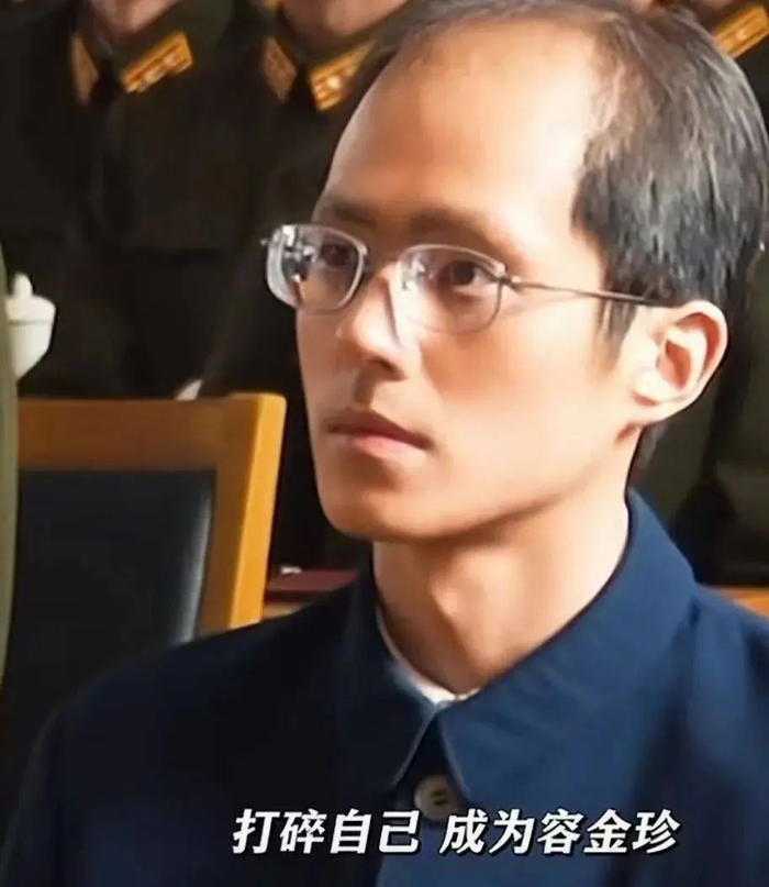 刘昊然新片颠覆形象,拔眉毛快秃顶?