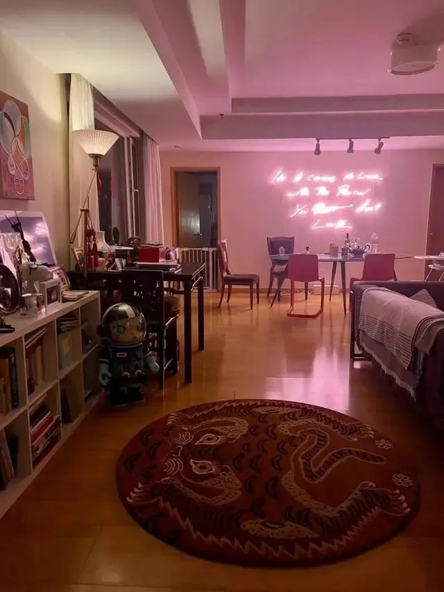 ▲朱珠的家，背景墙上便是艺术家Tracey Emin的作品