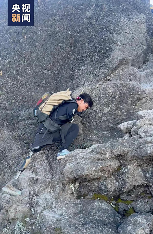 单腿独臂的辽宁小伙郭少宇登上非洲最高峰|辽宁省|残疾人|截肢|成为|骑行_新浪新闻