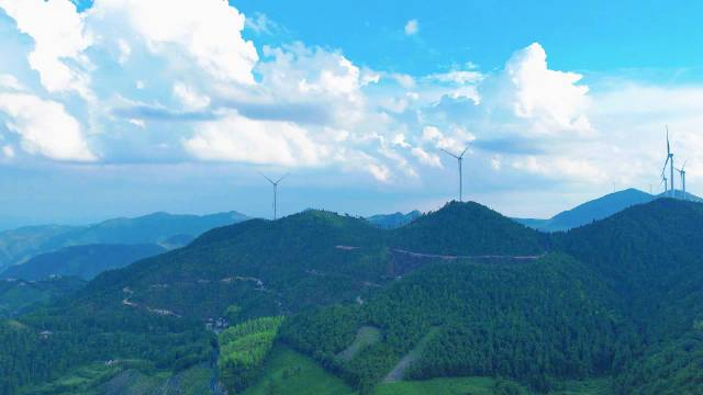 在浙江磐安县天马村,风车,云朵,村落.油画般美丽的景色令人心旷神怡