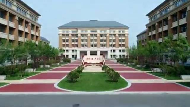 天津市第五中学创建于1945年,1978年被命名为天津市首批市级重点中学