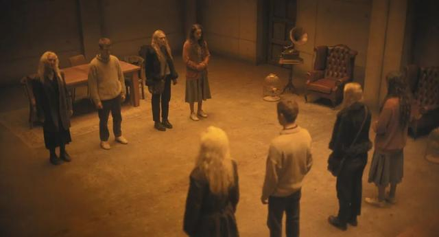 屋内有一整面墙的巨大镜子,还有她之前看到的白发老人玛德琳,年轻女性