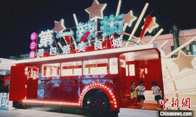 荷四路美食城。卢颖摄