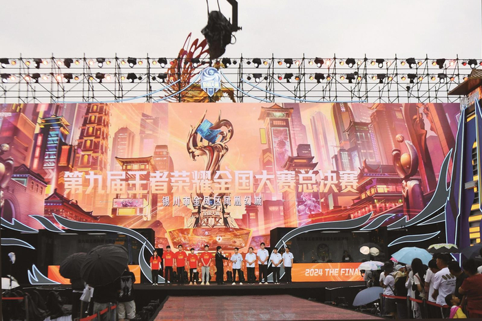 第九届王者荣耀全国大赛总决赛现场.选手认真比赛.观赛玩家大饱眼福.