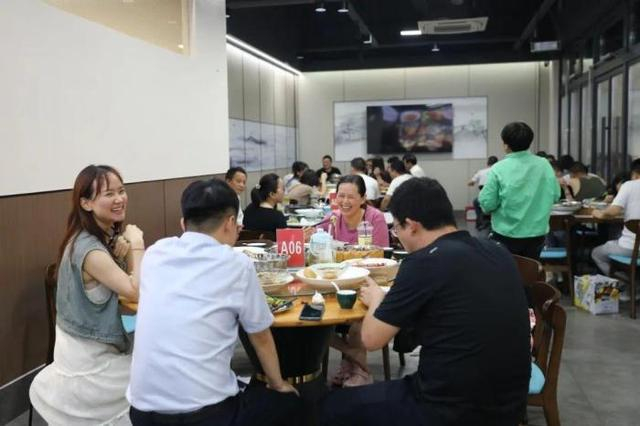 一家餐厅内座无虚席。卢颖摄