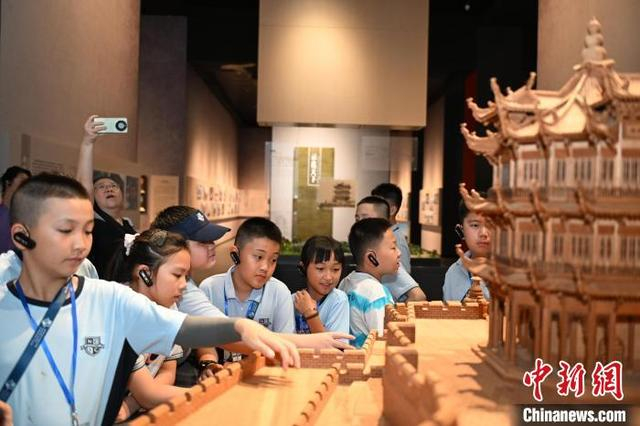 参观中国建筑科技馆荆楚建筑展厅。 周慕飞 摄