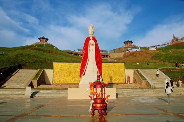 青海日月山文成公主庙,隐藏着美丽的传说,感受自然与历史的碰撞