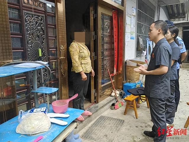 ▲法官办理该案。图据铜仁中院