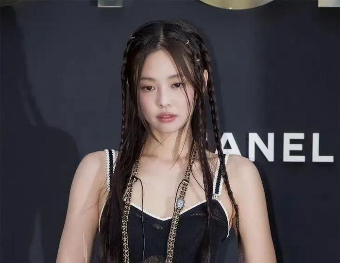 头发丝都挂满香奈儿的jennie,再也回不去曾经的性感小野猫了?