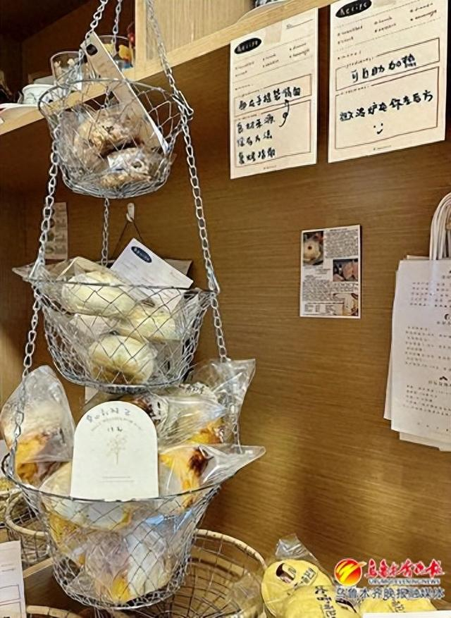 　　在24小时无人值守的炊雪面包店里，店主贴心地在每个角落都贴上了便利贴，提示顾客。记者赵莉摄