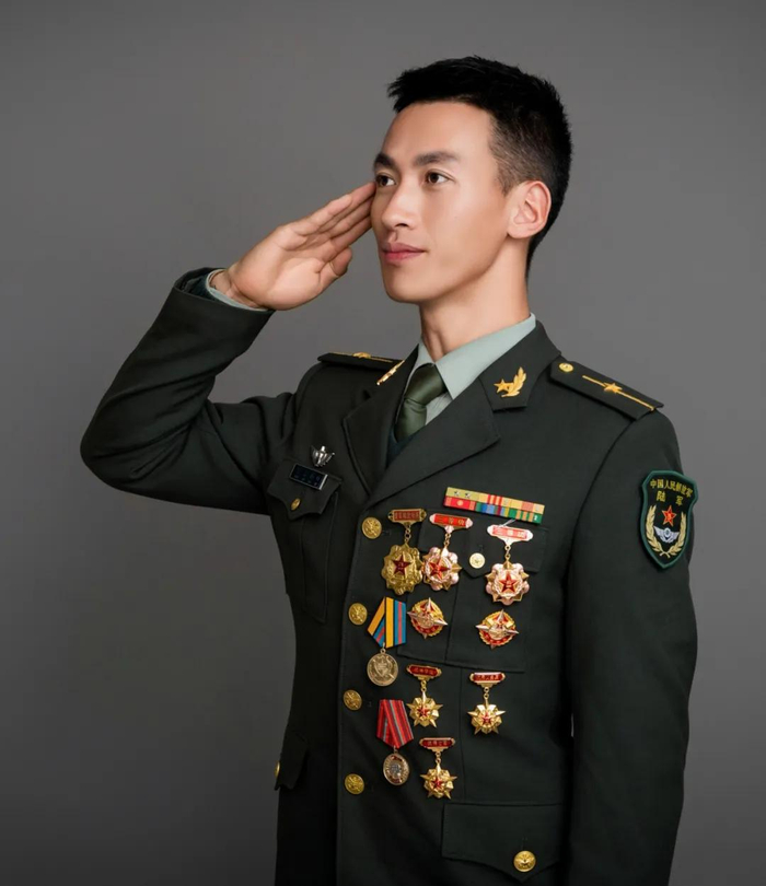 狙击小队"的少尉军官陆军表彰×2,三等功×2人家真的年轻帅气又勇猛