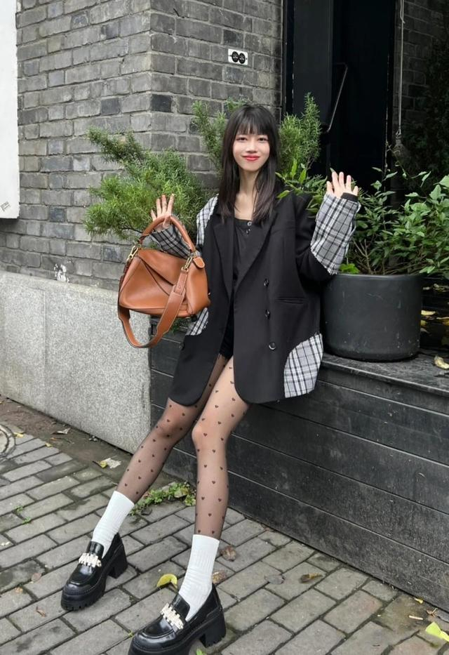 黑丝美女潮流揭秘：流行趋势与文化影响深入分析