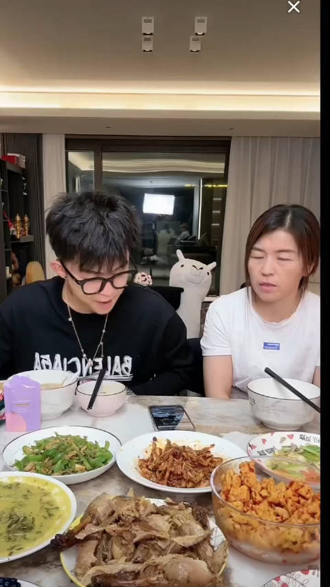 攀娘和鹤轩一唱一喝嘲讽li嘉欣当年出轨!