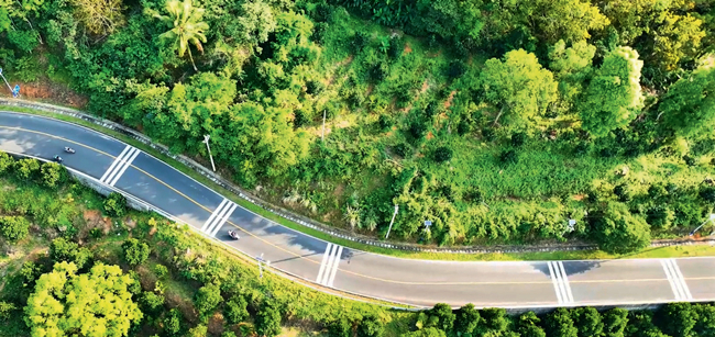 万宁市全面实现自然村100%通硬化路,符合条件的建制村100%通班车,公路