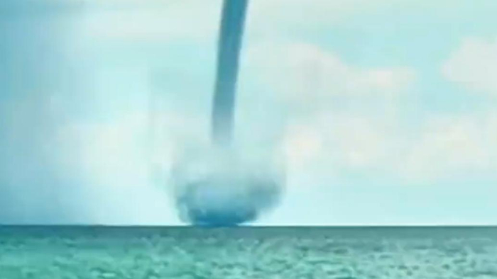 广西北海现"龙吸水"场景