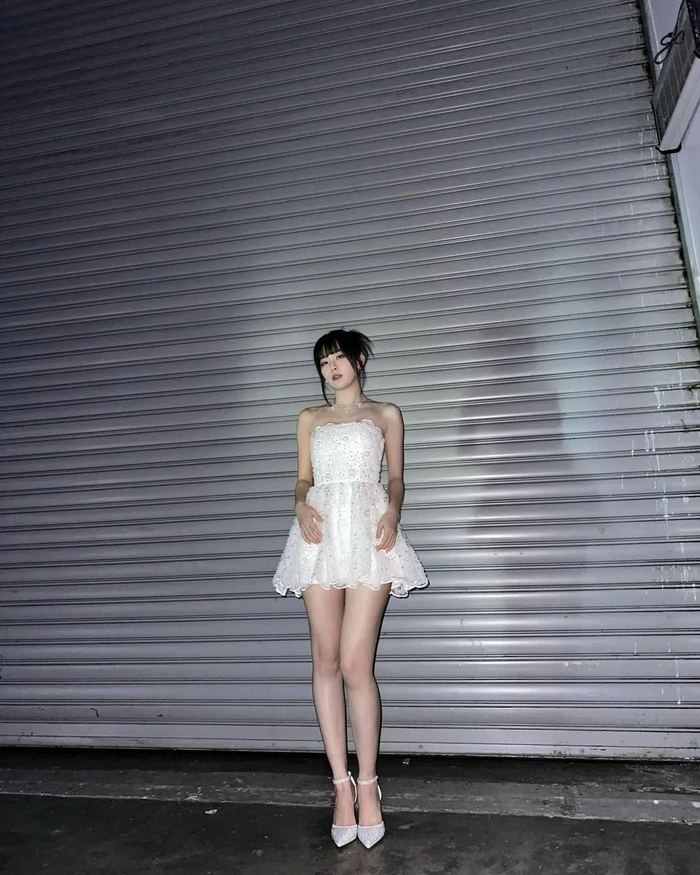 韩国女歌手姜涩琪,出生于1994年2月10日,身高161cm,体重44kg.