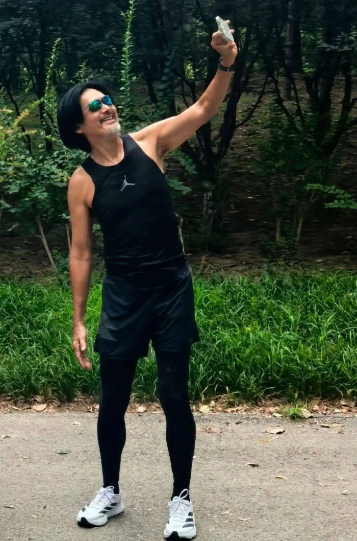 69岁周润发朝阳公园跑步被偶遇,头发又长又黑,身材管理太牛了
