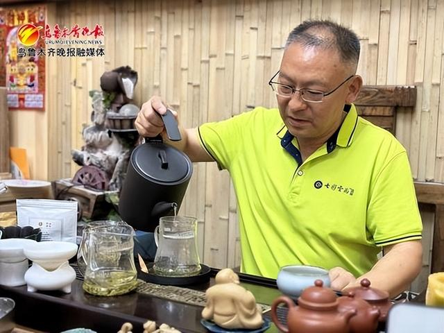 　　7月8日，沙依巴克区炉院茶城大嘉木茶庄经营者张志文正在展示茶艺。记者盖煜摄