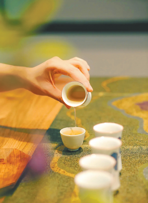 新疆茶博会引入茶类品鉴、茗茶推介等丰富活动，大力推广茶文化，让更多人领略全国各地茶产区好茶魅力。（受访者供图）