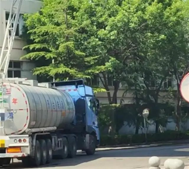 一辆卸完煤制油的罐车又装载着大豆油 图源：新京报