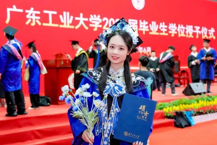 簪花装饰学士帽,云肩衬托学士服,"新中式",是毕业生们给自己的仪式感.