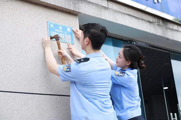 记者从重庆市公安局治安总队了解到,为了实现全市门楼牌的规范统一,自