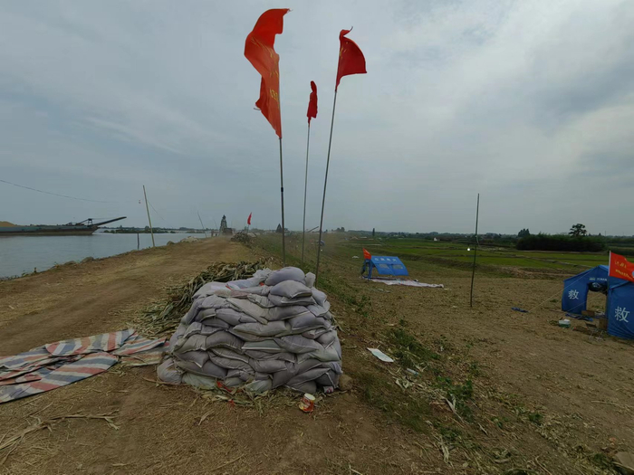 前团间堤上堆放着沙袋,彩条布等防汛物资.新京报记者 刘思维 摄